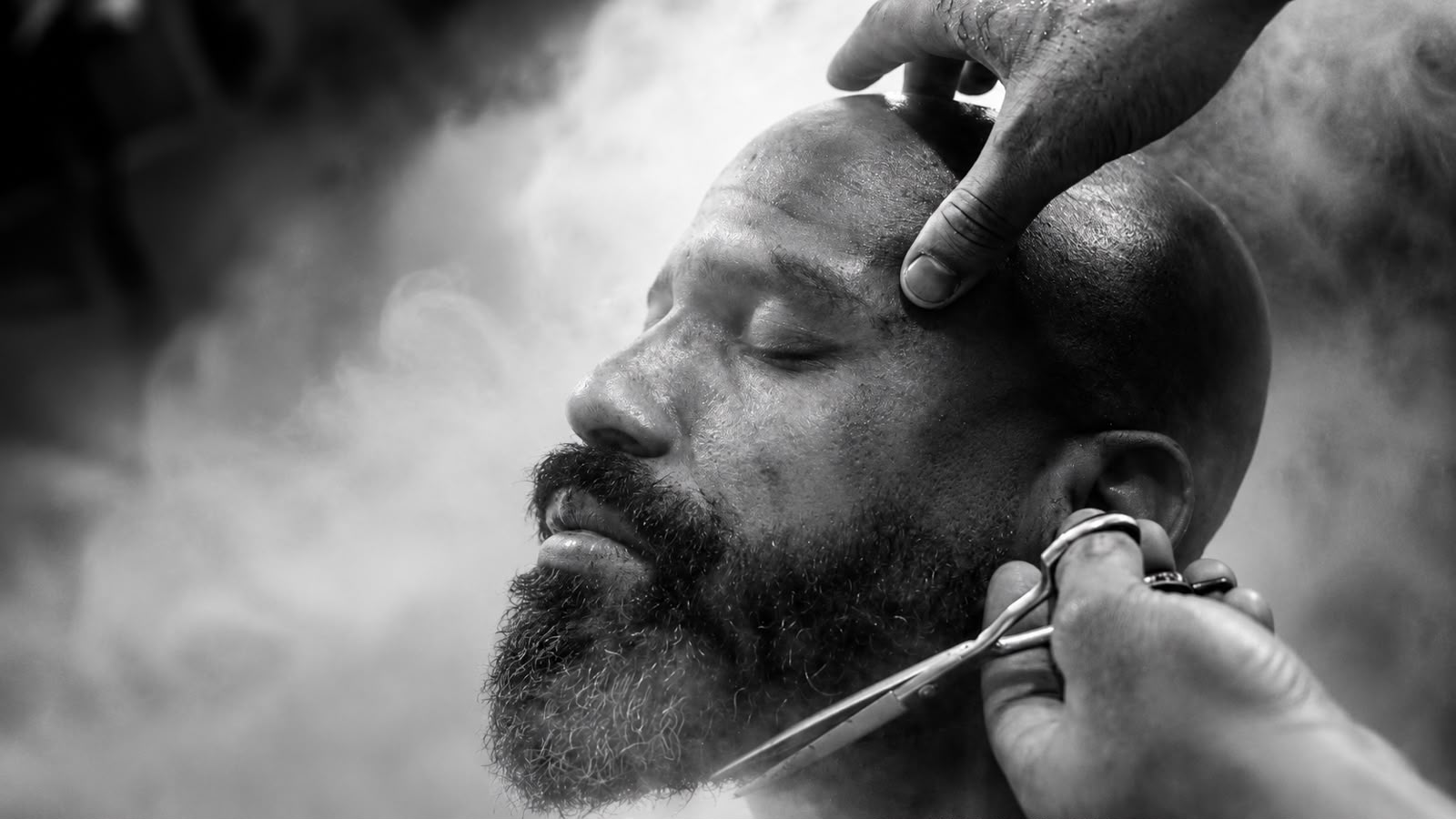 Cliente sendo atendido na Raven Barber